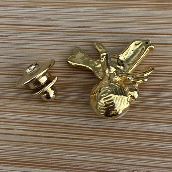 Avon Gold Twist Back Rhinestone And Pearl Bird Brooch Pin - Picture 4 of 12